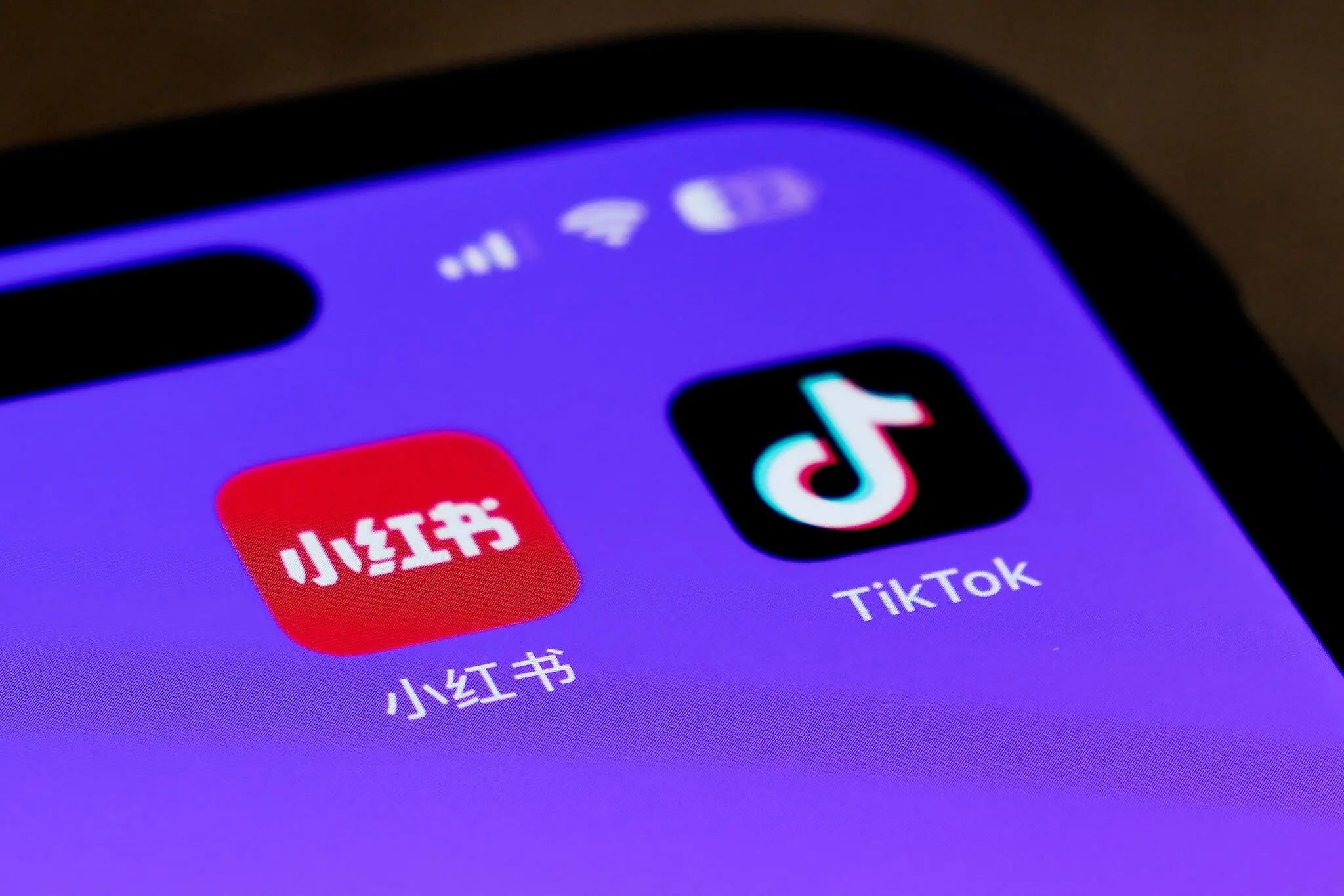 Піктограми смартфонів для TikTok і Xiaohongshu, популярної китайської програми, також відомої як «Червона нотатка», яка має деякі подібні функції.